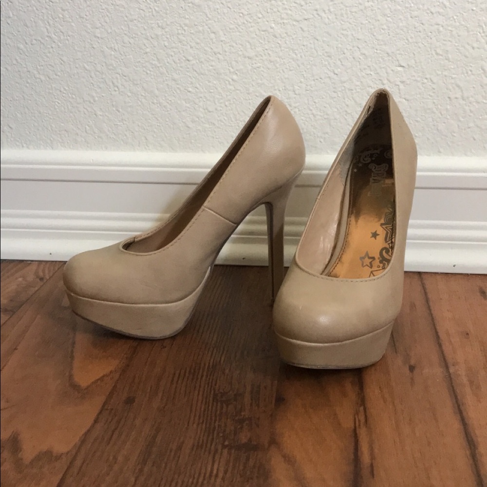 Nude pumps
